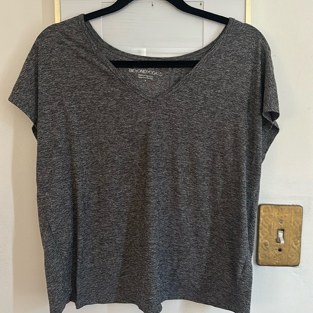 Beyond Yoga open back top. Dark grey. Women’s small perfect condition like new